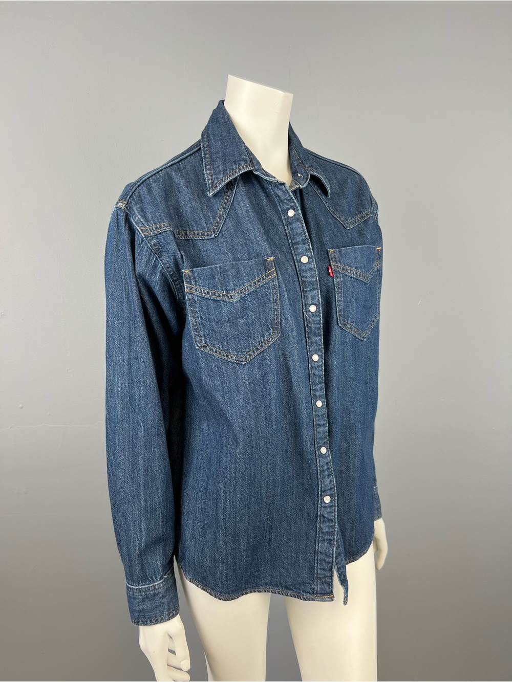Vintage 100% cotton Levi's Women's Blue Denim Western Shirt